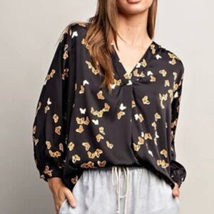 New nwt Eesome Black and beige Butterfly Blouse pullover S M L beautiful